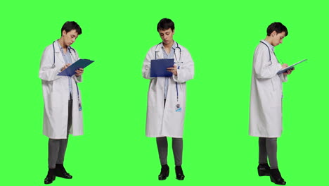 Médico-Tomando-Notas-Después-Del-Examen-Del-Paciente-Contra-El-Fondo-De-Pantalla-Verde